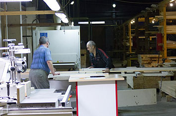 Цех мебельной фабрики Грин Лайн по производству мебели из массива.