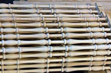 Заготовки для производства стульев из массива сосны.