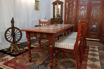 Стол и стулья из массива сосны из коллекции ИСТОКИ Мебельная фабрика Грин Лайн.