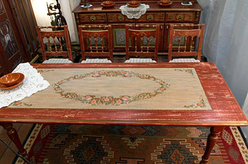 Художественная росписи столешницы стола из массива сосны. Коллекция ИСТОКИ. Мебельная фабрика Грин Лайн.