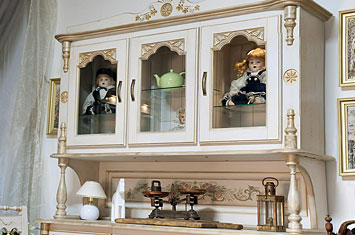 Буфетная стойка из массива сосны с художественной росписью фасада. Коллекция ЗИМА Мебельная фабрика Грин Лайн.