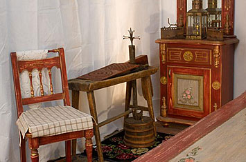 Художественная роспись фасадов и столешницы мебели из массива сосны из коллекции ИСТОКИ. Мебельная фабрика Грин Лайн.